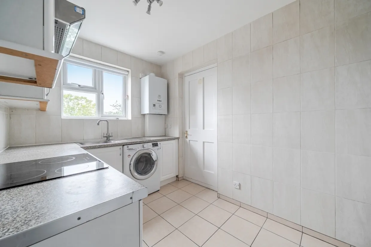 Imber Close, Esher KT10 photo 8