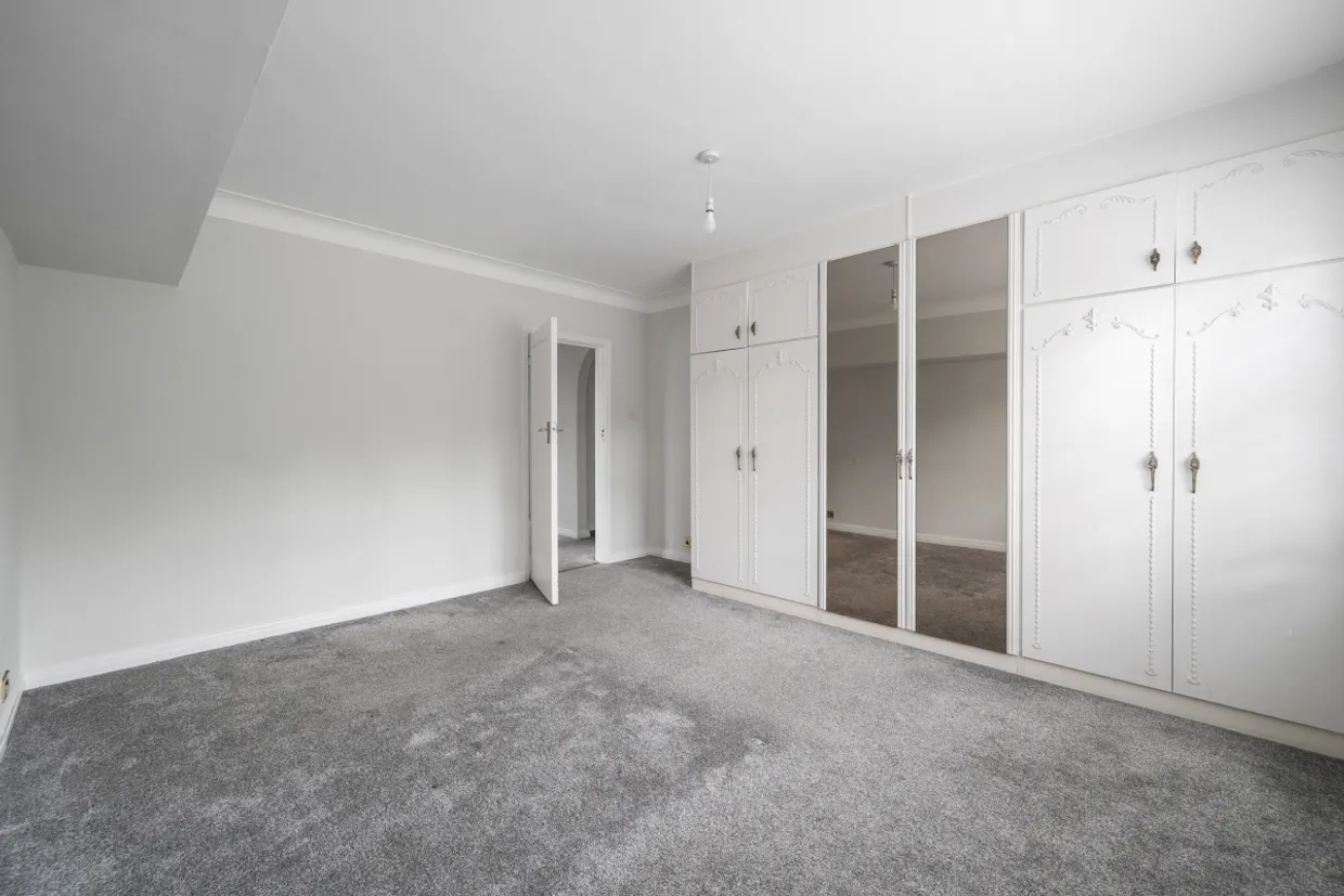 Imber Close, Esher KT10 photo 9