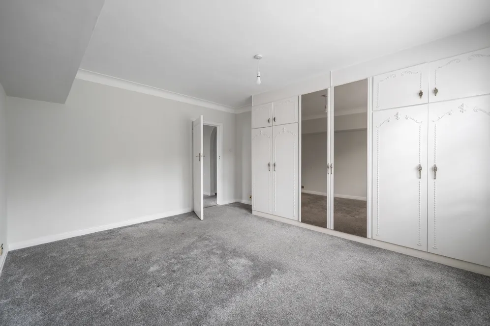 Imber Close, Esher KT10 photo 9