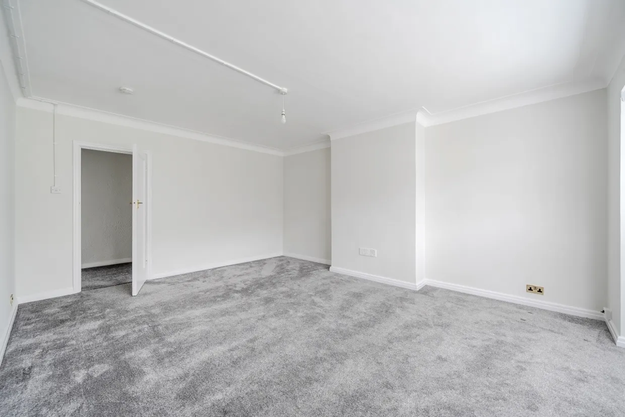 Imber Close, Esher KT10 photo 11