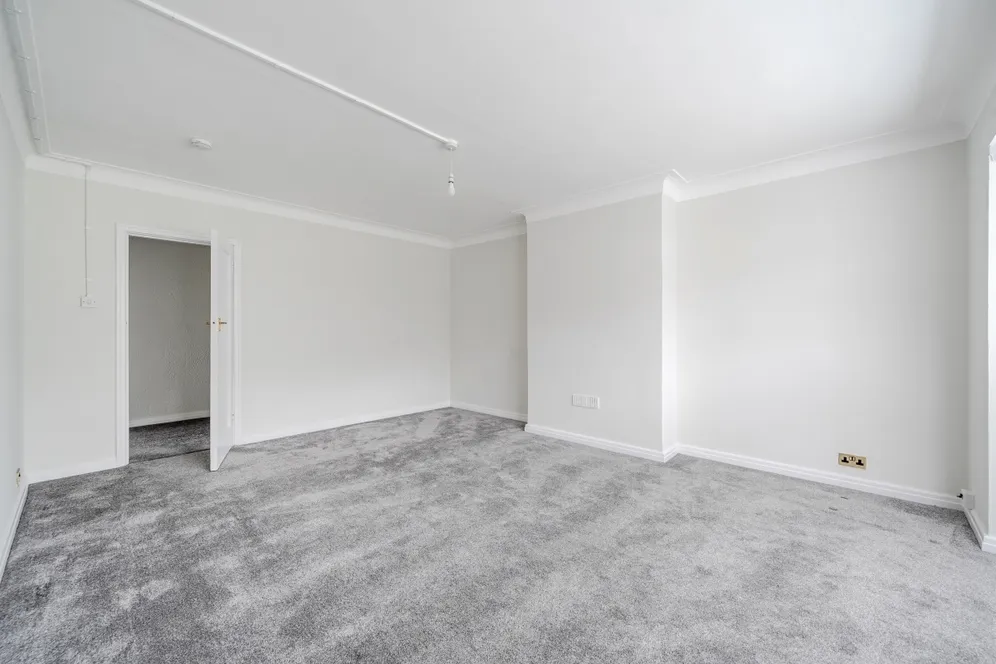 Imber Close, Esher KT10 photo 11