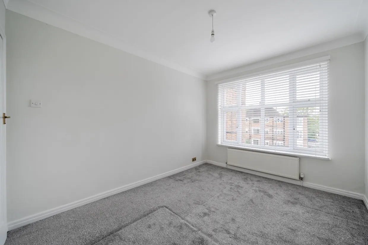 Imber Close, Esher KT10 photo 12