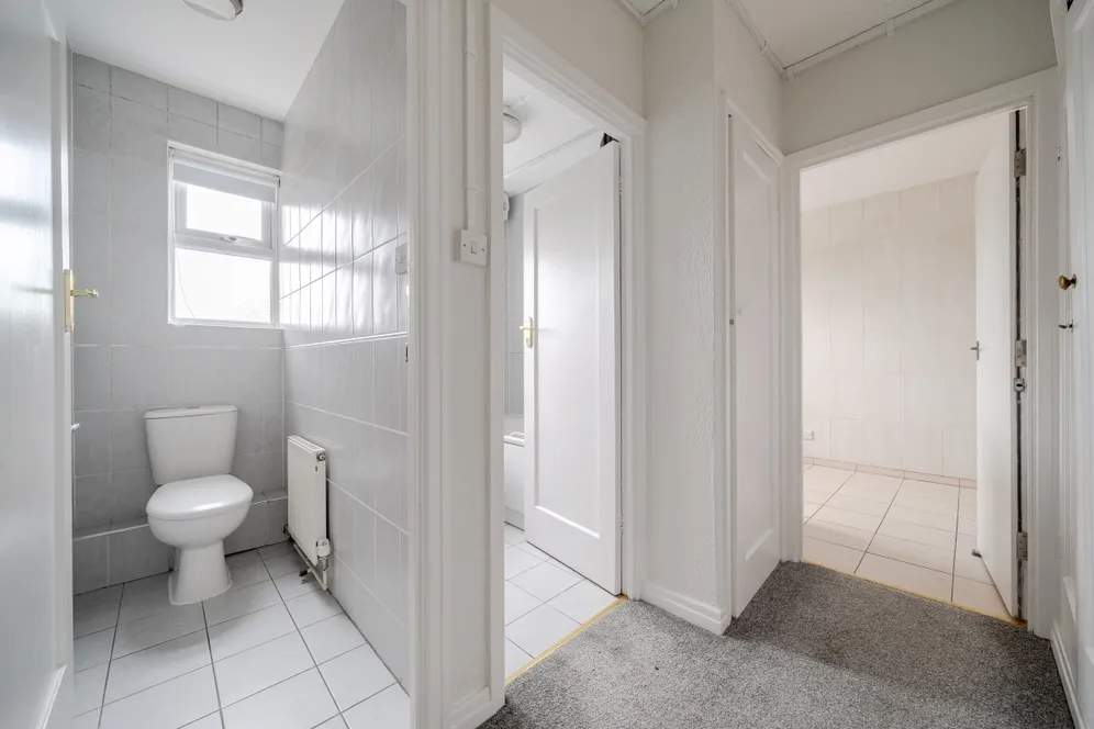 Imber Close, Esher KT10 photo 13