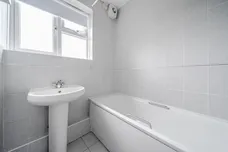 Imber Close, Esher KT10 photo 14