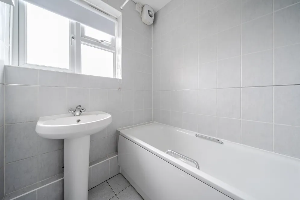 Imber Close, Esher KT10 photo 14