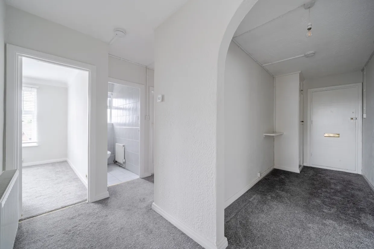 Imber Close, Esher KT10 photo 15