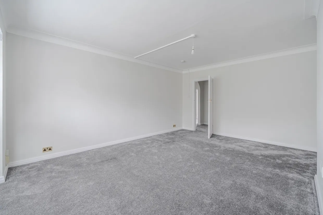 Imber Close, Esher KT10 photo 17