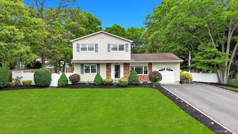 277 Magnolia Dr, Selden, NY 11784