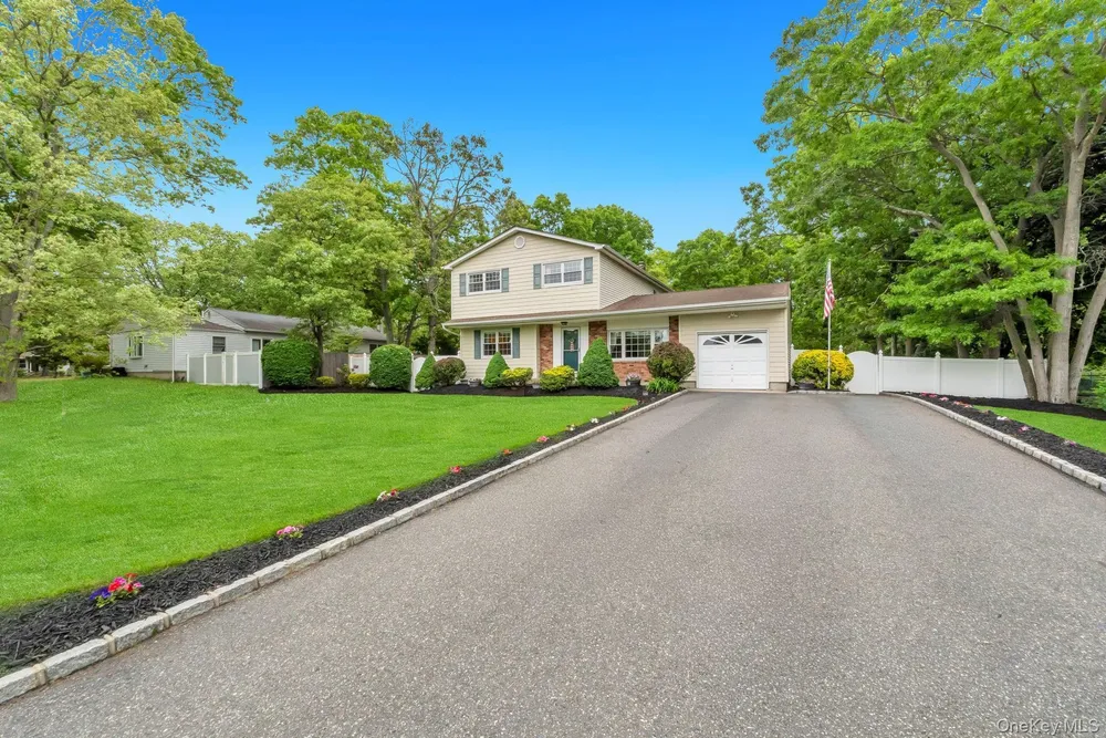277 Magnolia Dr, Selden, NY 11784