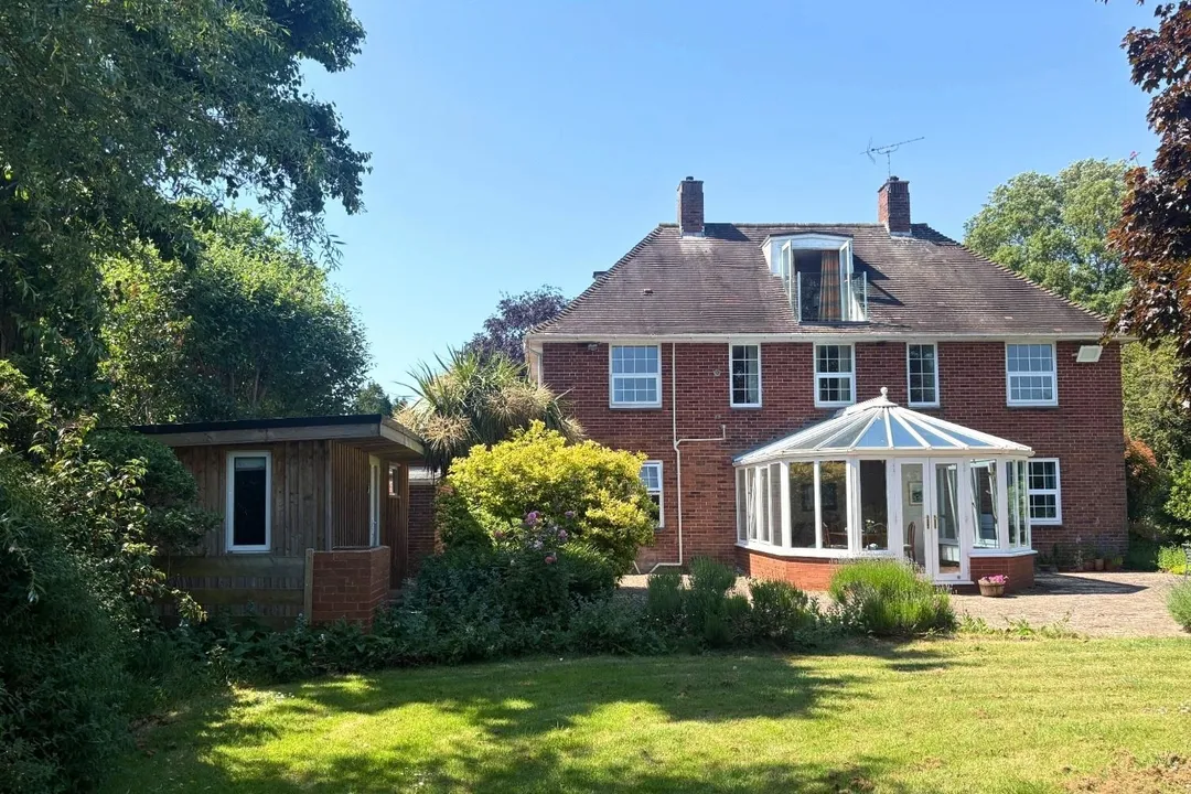 https://mr0.homeflow-assets.co.uk/files/photo/image/47381/9626/_x_/TOP260017_54.jpg