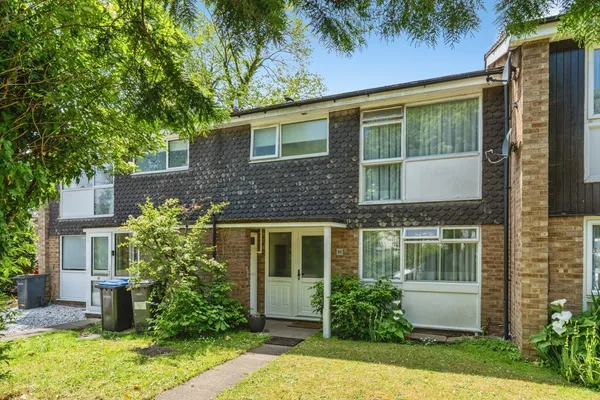 Pinewood Grove, New Haw, Addlestone, ...