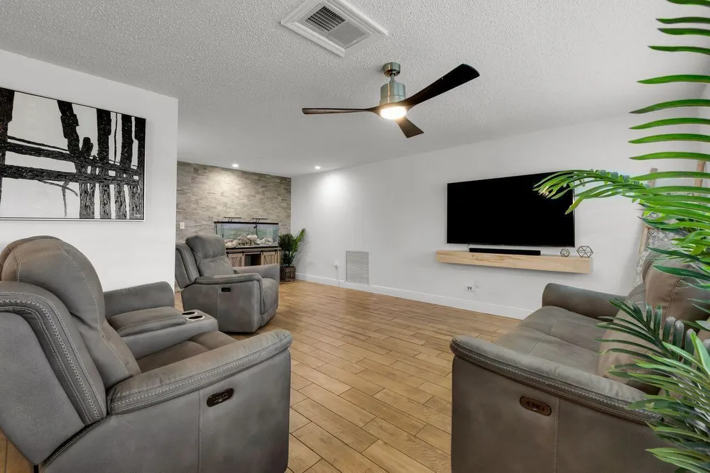 7601 NW 41st St, Coral Springs, FL 33065