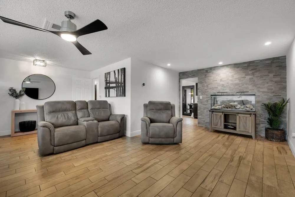 7601 NW 41st St, Coral Springs, FL 33065