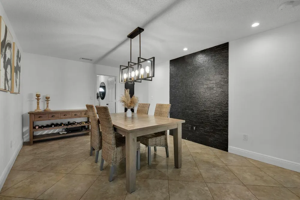 7601 NW 41st St, Coral Springs, FL 33065