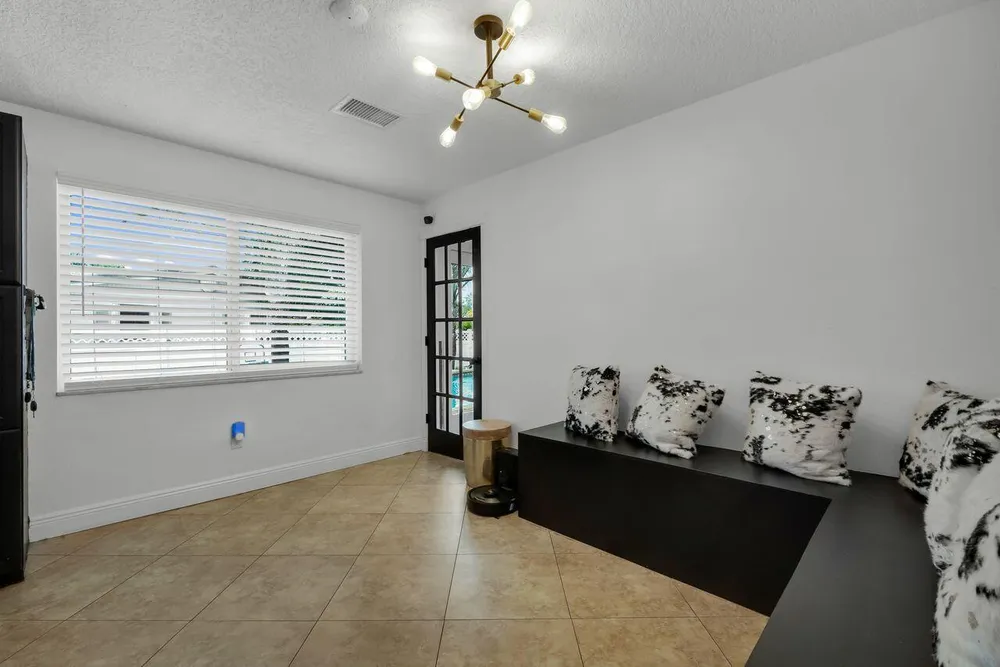 7601 NW 41st St, Coral Springs, FL 33065