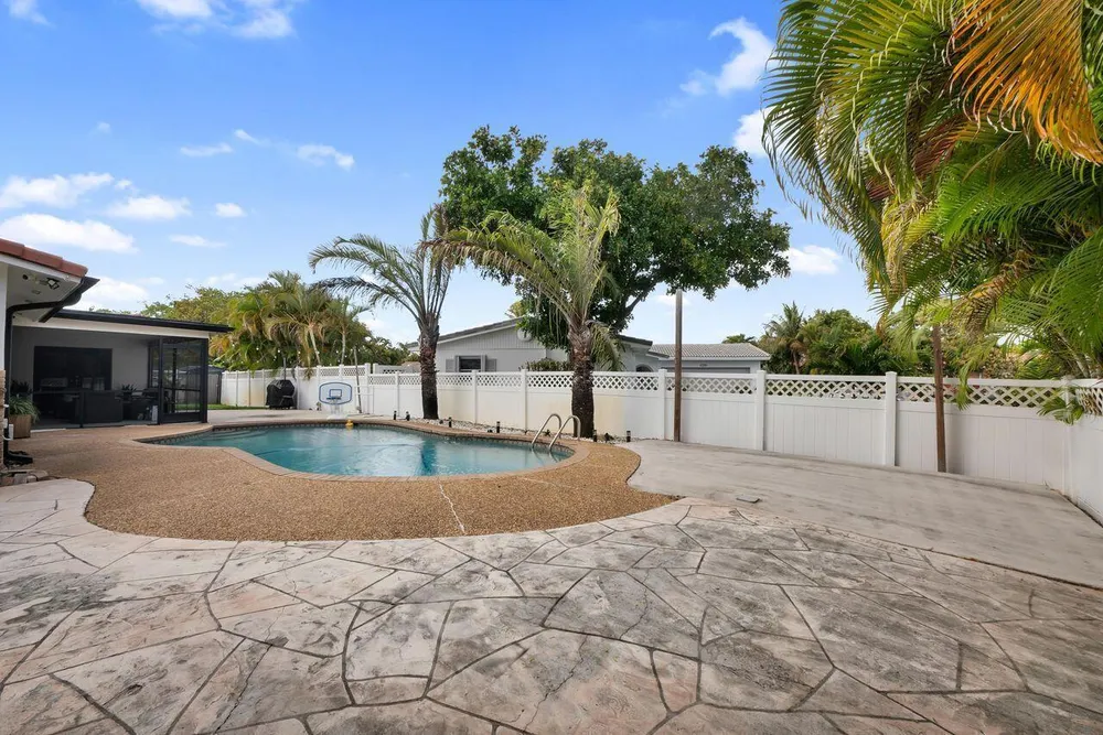 7601 NW 41st St, Coral Springs, FL 33065
