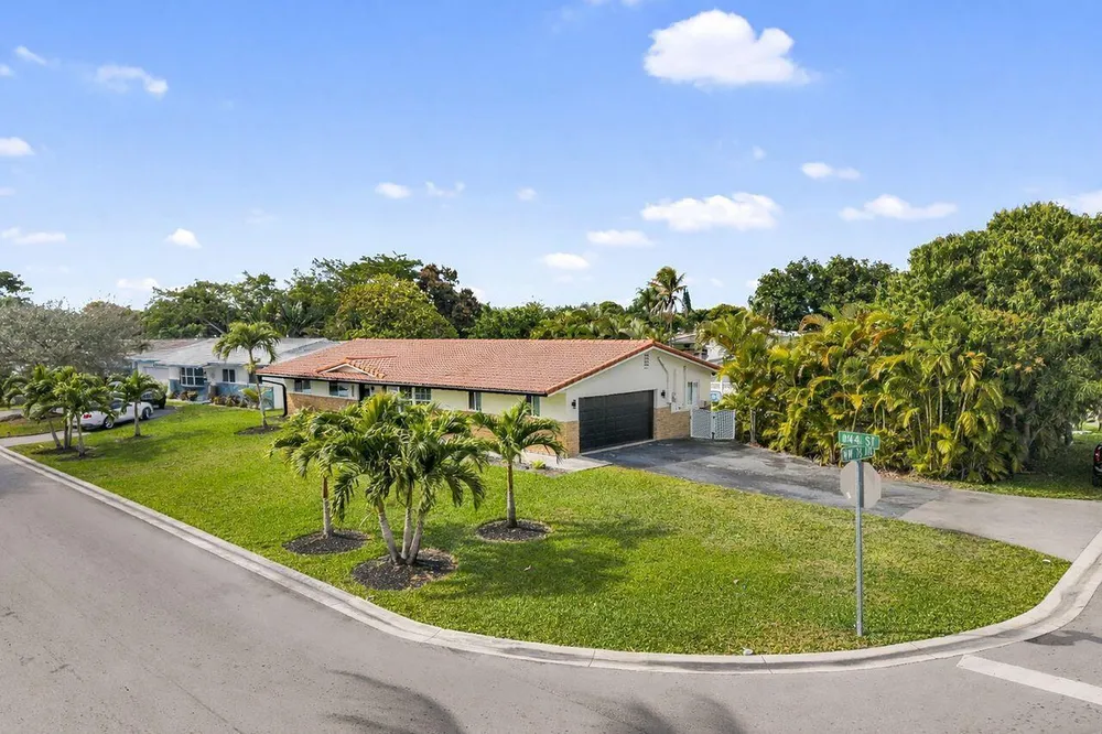 7601 NW 41st St, Coral Springs, FL 33065