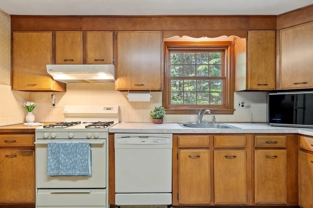 18 Cambridge St, Chelmsford, MA 01824