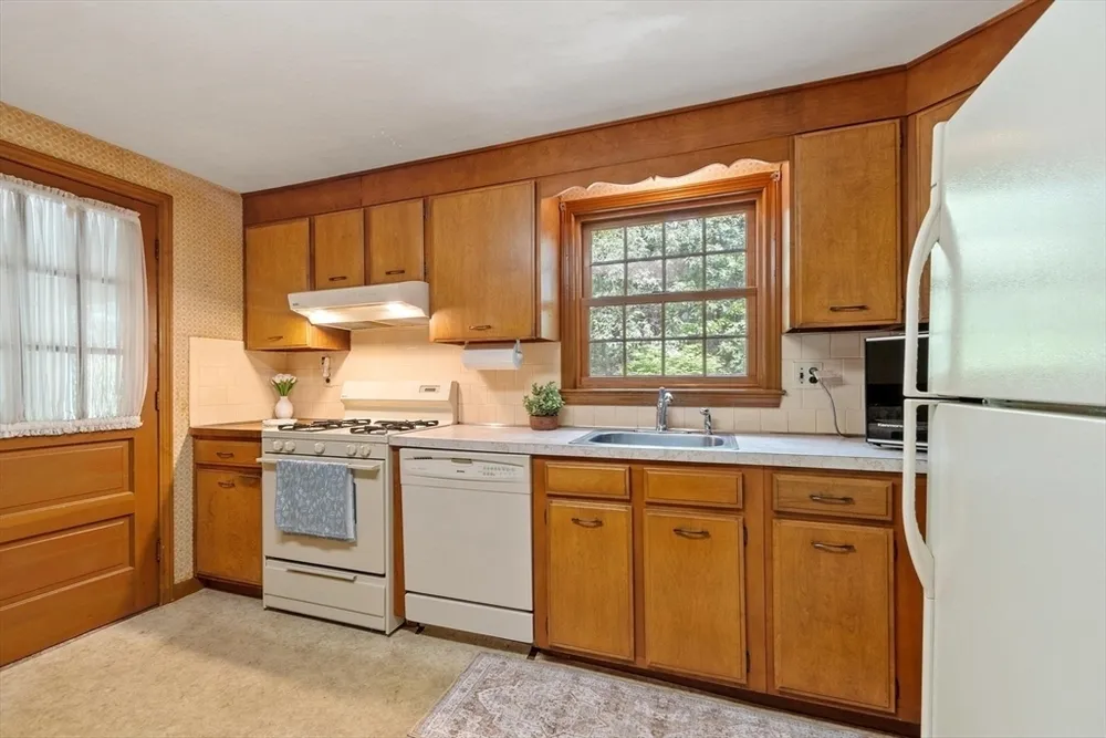 18 Cambridge St, Chelmsford, MA 01824
