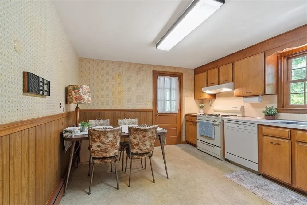 18 Cambridge St, Chelmsford, MA 01824