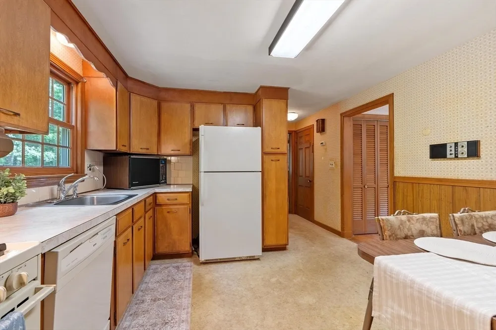 18 Cambridge St, Chelmsford, MA 01824