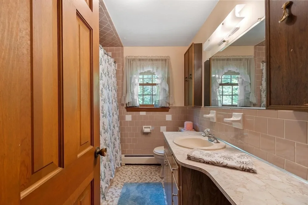 18 Cambridge St, Chelmsford, MA 01824