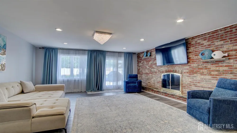 107 Monmouth Rd, Monroe, NJ 08831
