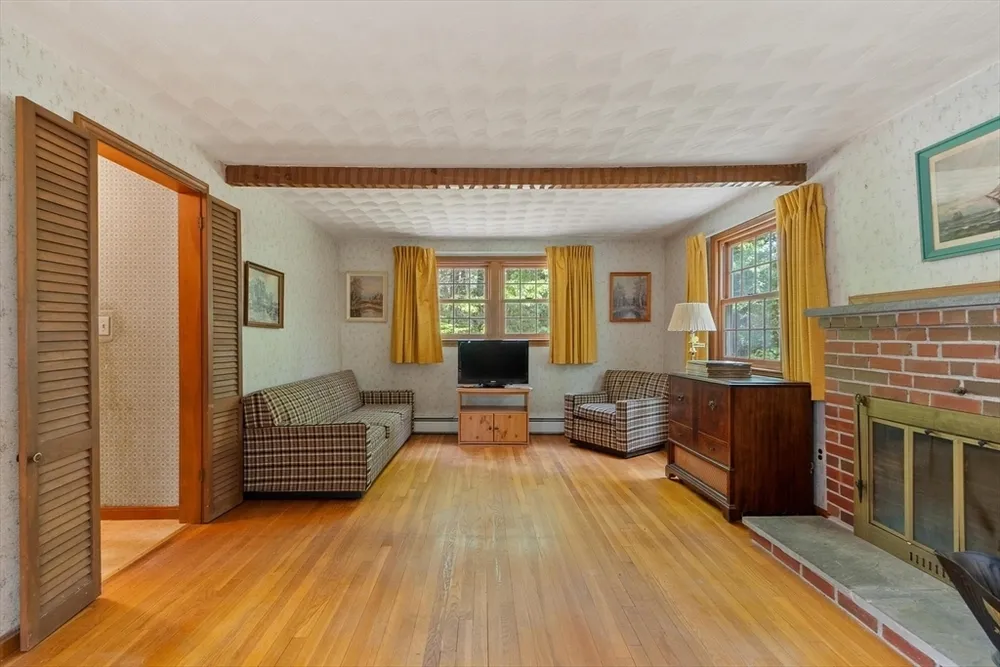 18 Cambridge St, Chelmsford, MA 01824