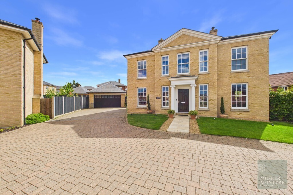 Maple Crescent, Loddon Image 1