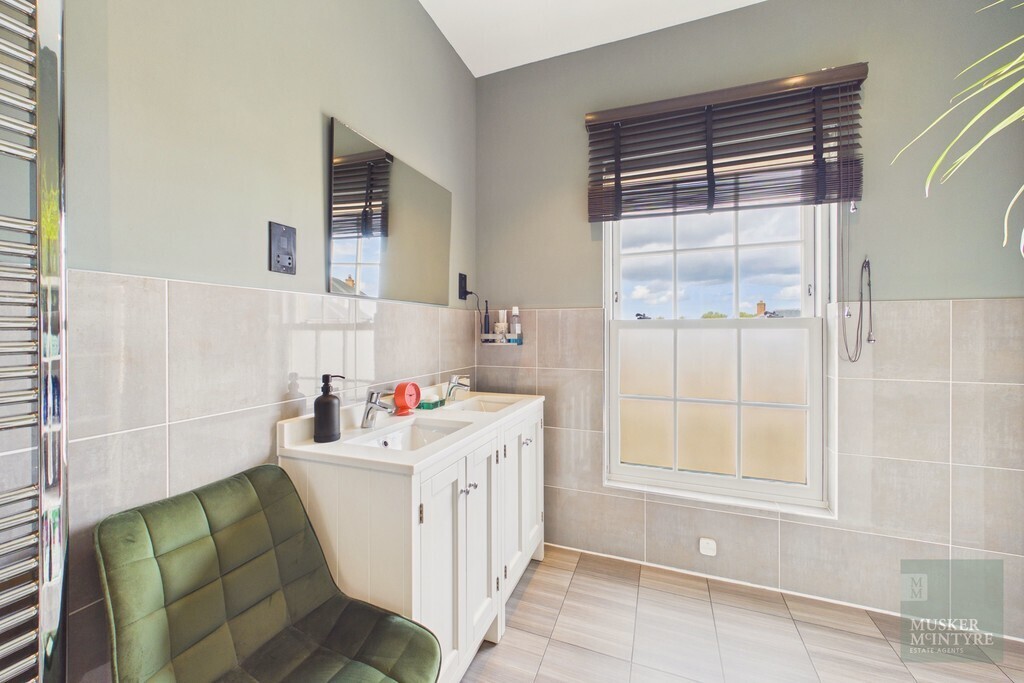 Maple Crescent, Loddon Image 25