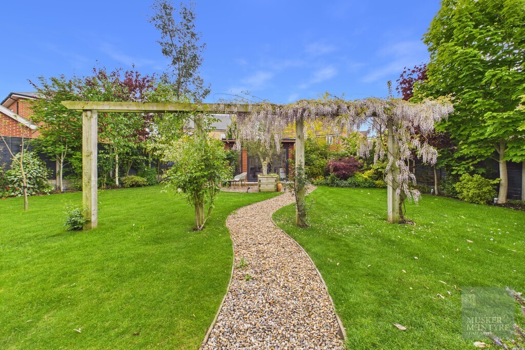 Maple Crescent, Loddon Image 38