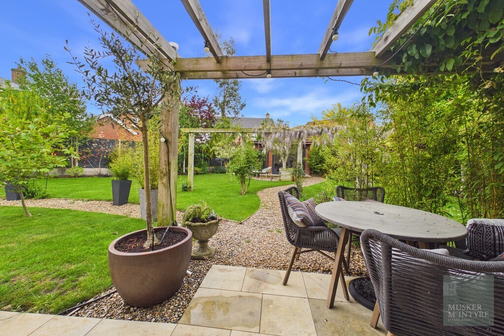 Maple Crescent, Loddon Image 40