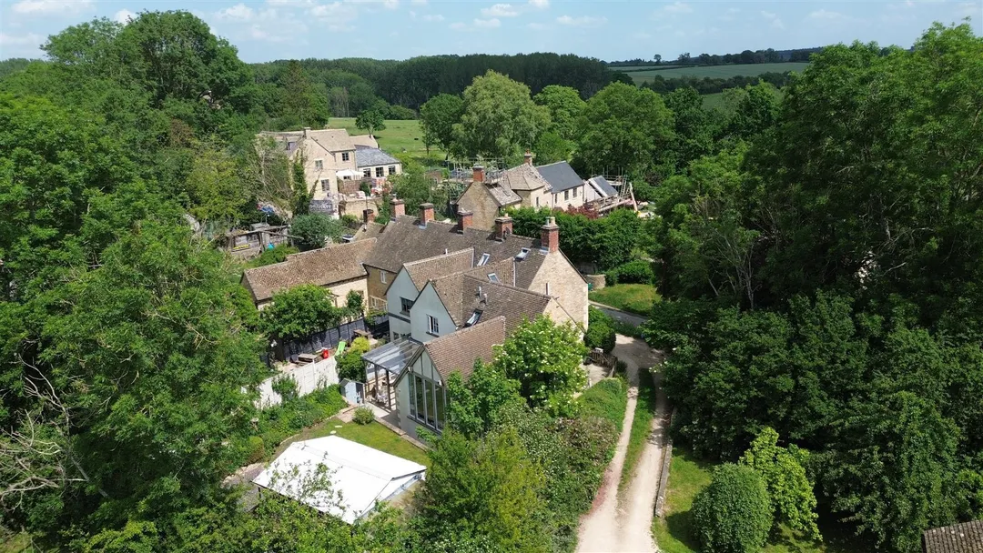 https://mr0.homeflow-assets.co.uk/files/photo/image/47387/8555/_x_/LmkFOARoYU-GW6hoUqoANg.jpg