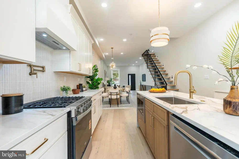 1437 S 8th St, Philadelphia, PA 19147
