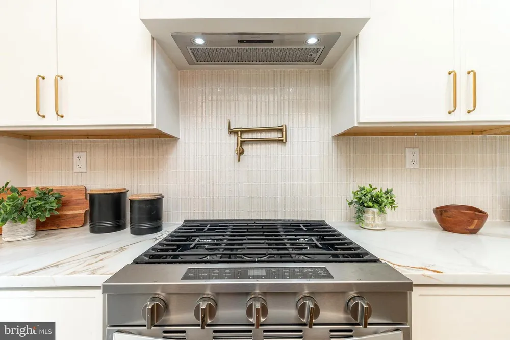 1437 S 8th St, Philadelphia, PA 19147