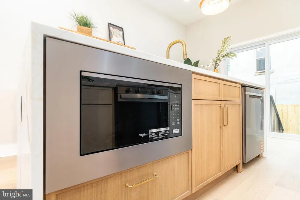 1437 S 8th St, Philadelphia, PA 19147
