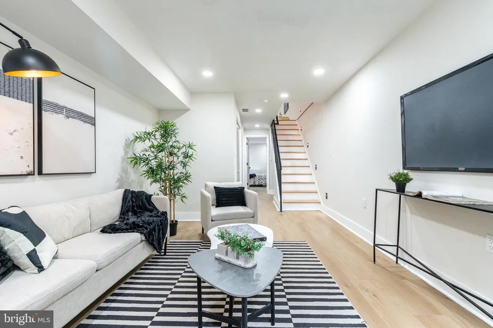 1437 S 8th St, Philadelphia, PA 19147