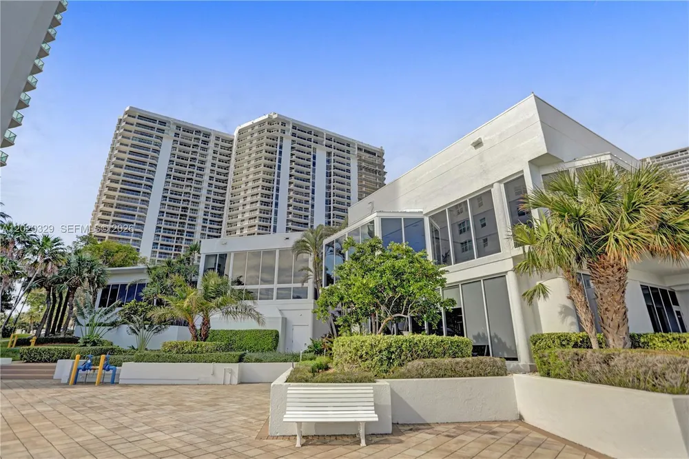 20281 E Country Club Dr, Aventura, FL 33180