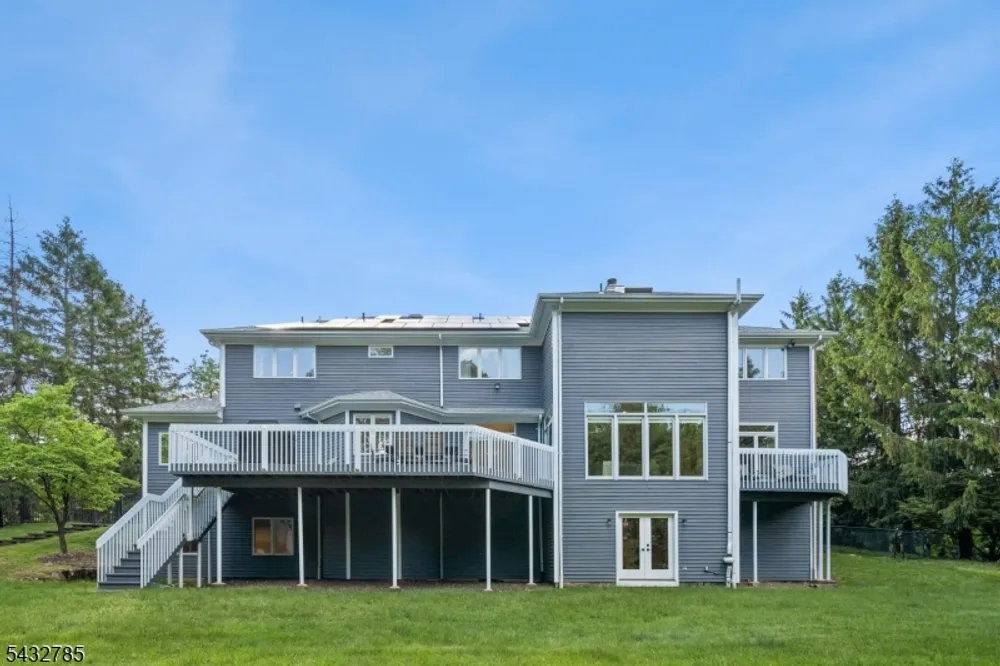 23 Hadrian Dr, Livingston, NJ 07039
