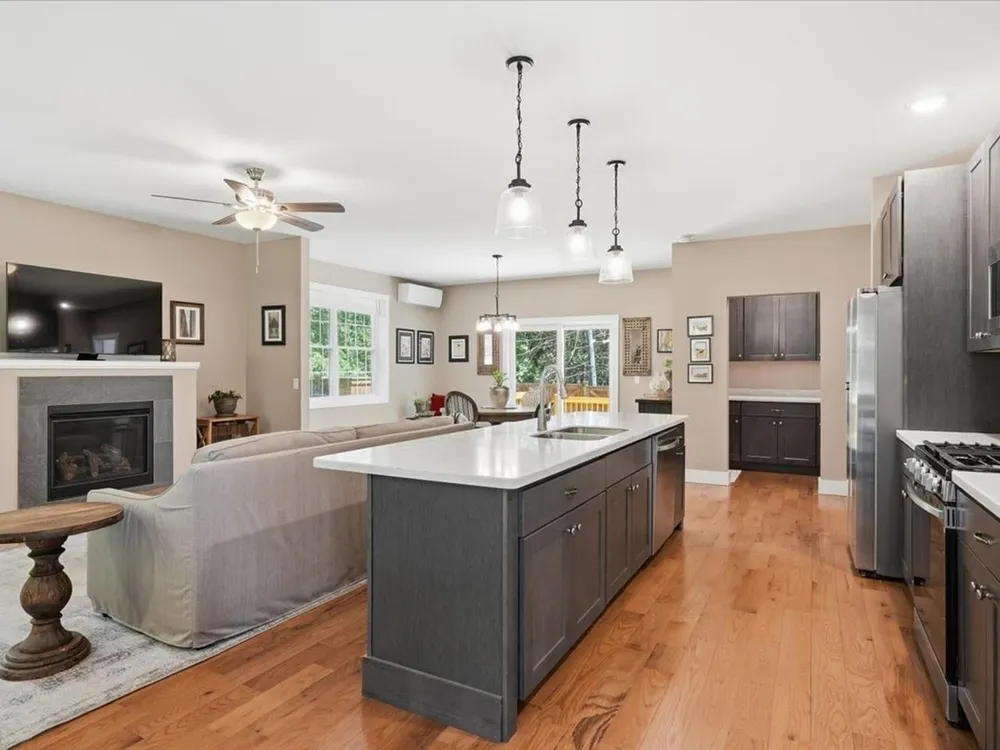 54 Bronson Ln, Colchester, VT 05446