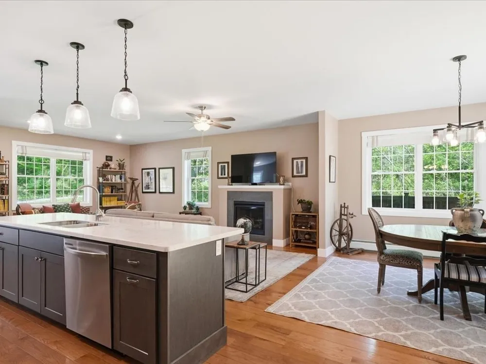 54 Bronson Ln, Colchester, VT 05446