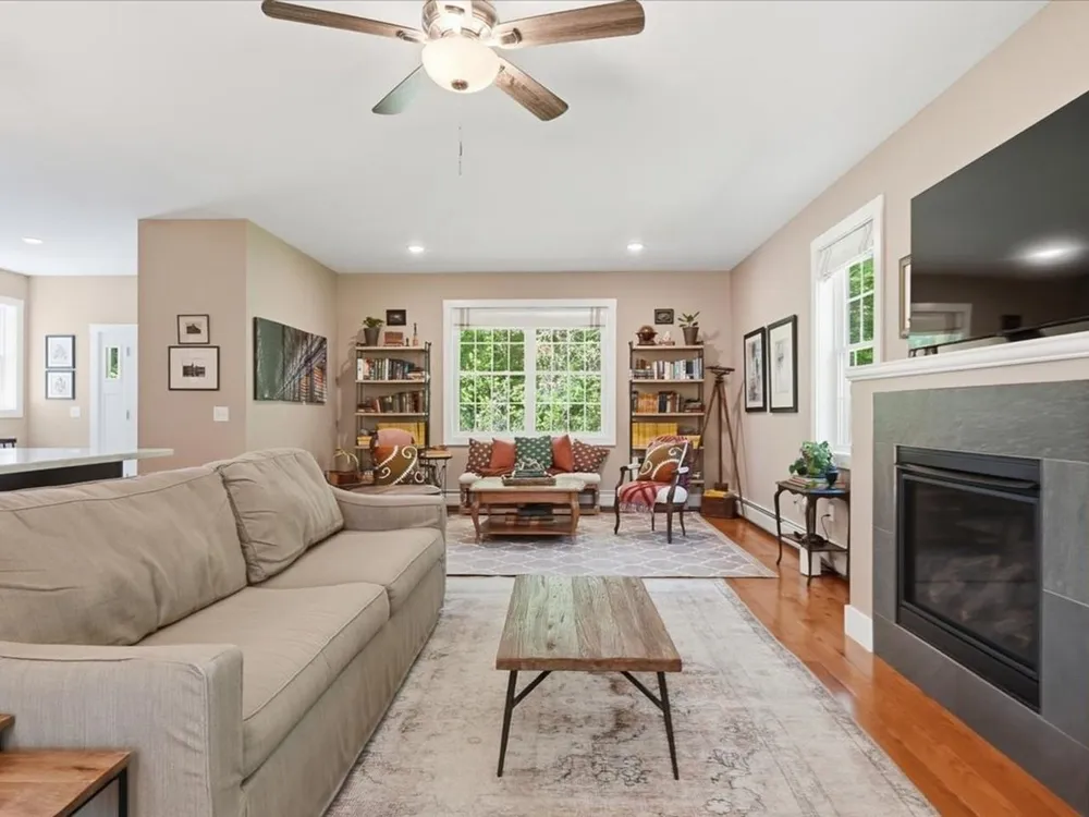 54 Bronson Ln, Colchester, VT 05446