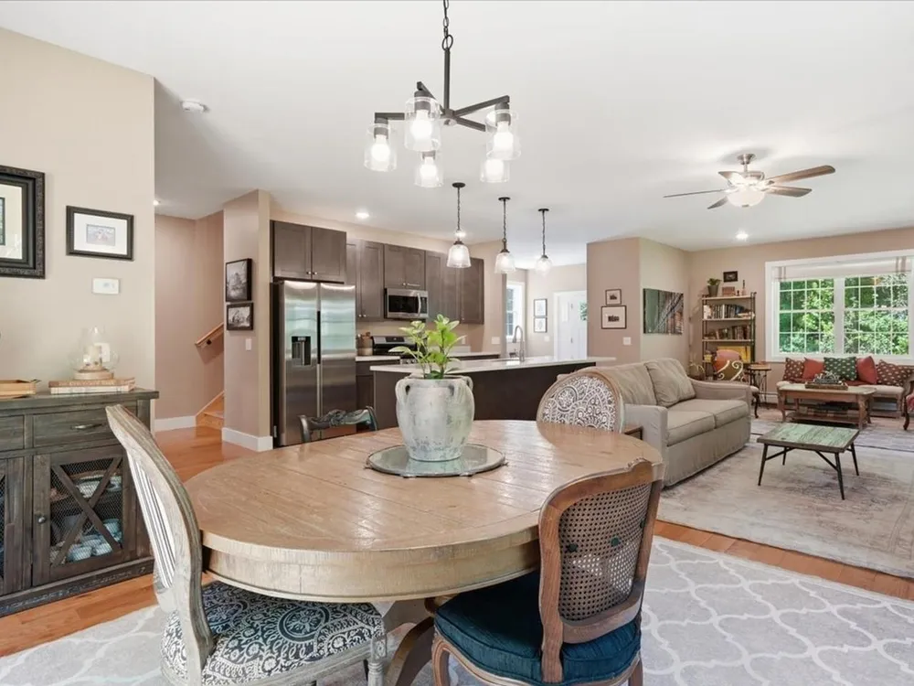 54 Bronson Ln, Colchester, VT 05446