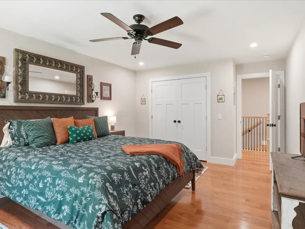 54 Bronson Ln, Colchester, VT 05446