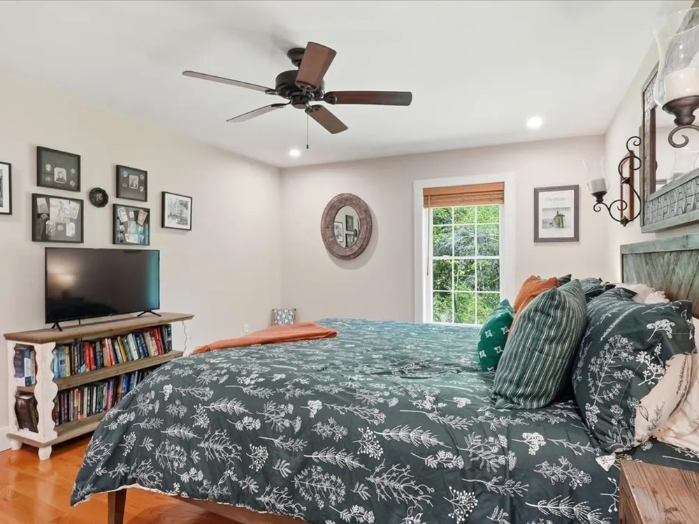 54 Bronson Ln, Colchester, VT 05446