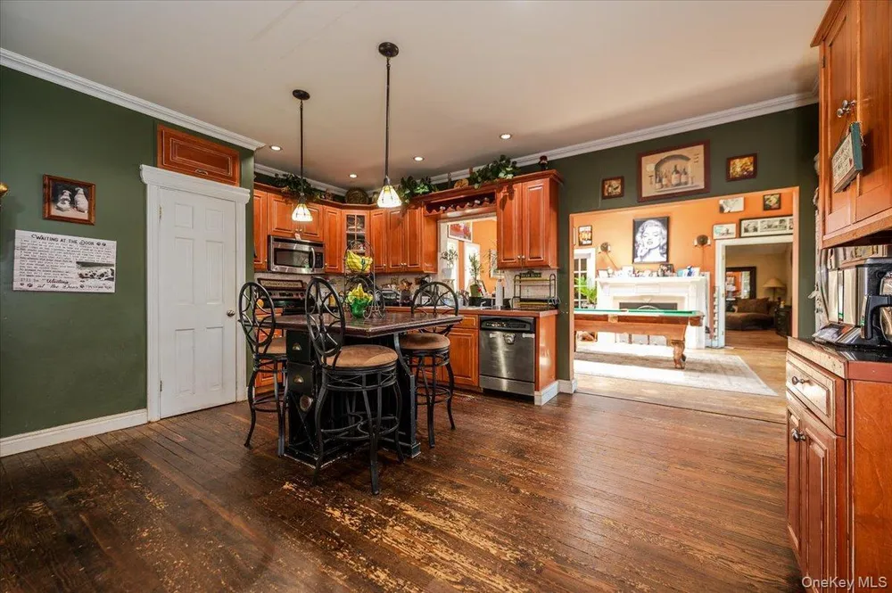 35 Cooke Ave, Holtsville, NY 11742