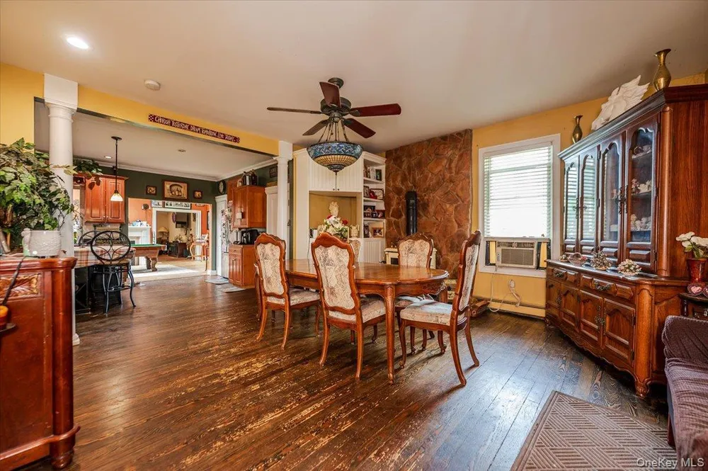 35 Cooke Ave, Holtsville, NY 11742