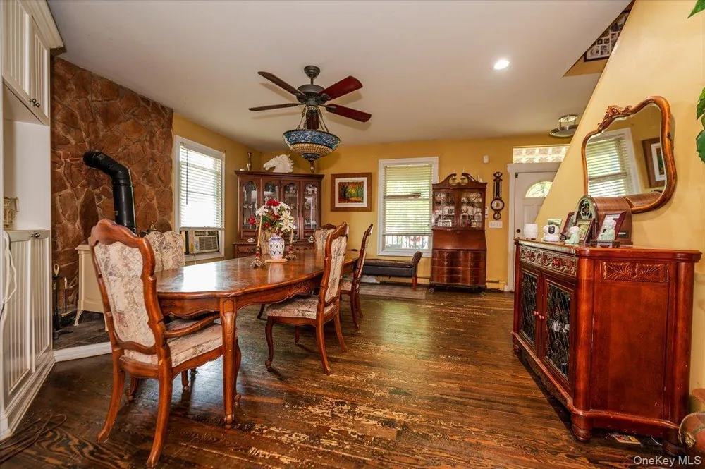35 Cooke Ave, Holtsville, NY 11742