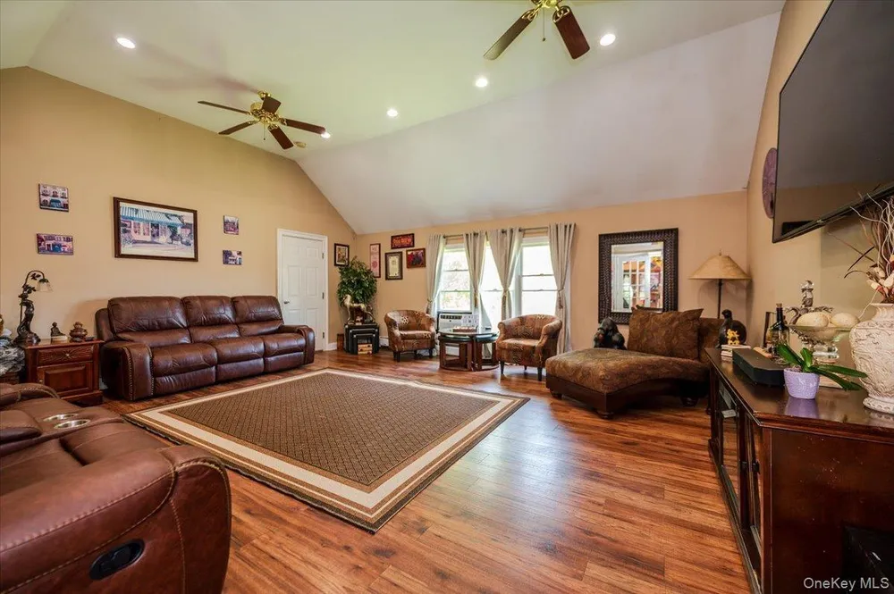 35 Cooke Ave, Holtsville, NY 11742