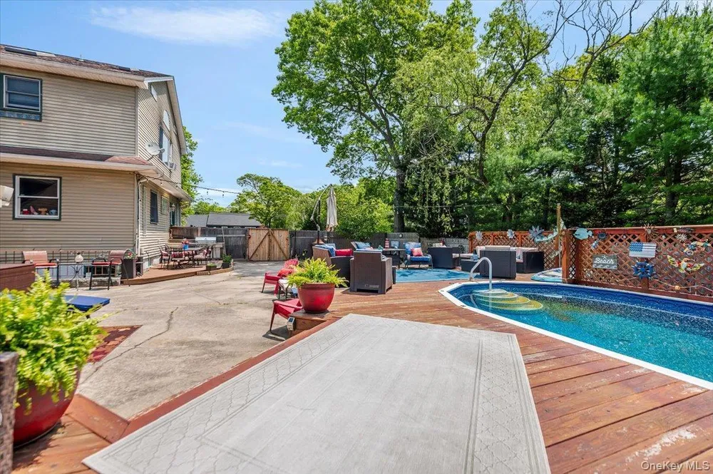 35 Cooke Ave, Holtsville, NY 11742